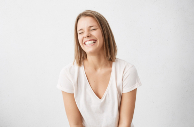 L’emozione di sorridere con denti bianchi, dritti e luminosi